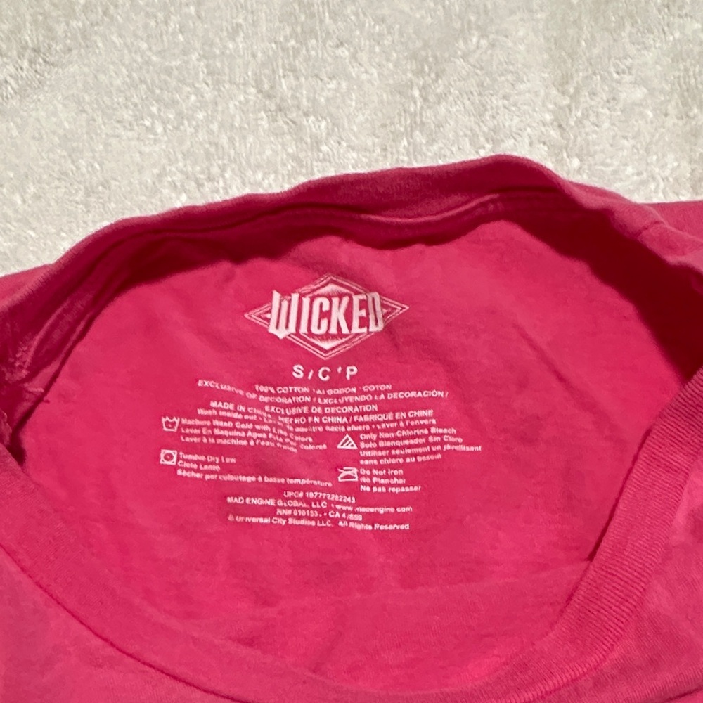 Wicked Juniors Pink Short Sleeve T-Shirt with Glinda Graphic Size Small - Picture 3 of 4